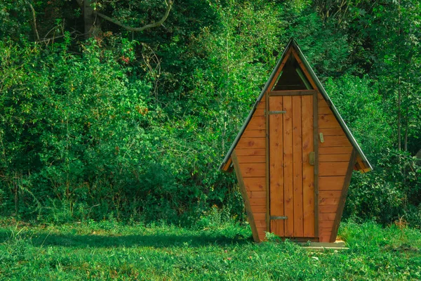 Folk old toilet wooden cabin outdoor nature space vivid green foliage area — Stock Image Folk Old Toilet Wooden Cabin Outdoor Nature Space Vivid Green Stock Picture