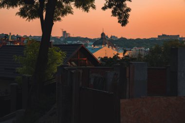 Şehir simgesi fotoğrafçılık. Akşam vakti. Kenar mahallelerden tarihi merkezlere kadar.