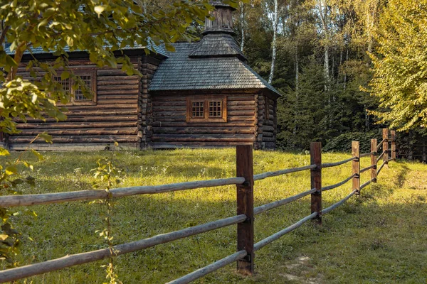 秋天的木制教堂地标建筑 林地室外环境空间与乡村篱笆 — 图库照片