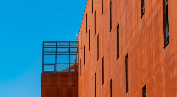 建築パターン工場バルコニーとオレンジの壁質感のパースペクティブ表面と青い空の背景ビューと外観のファサードフレームを構築 — ストック写真