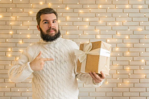 中大胡子男子圣诞肖像 带礼品盒 工作室房间 白色砖墙背景上有花环灯 — 图库照片
