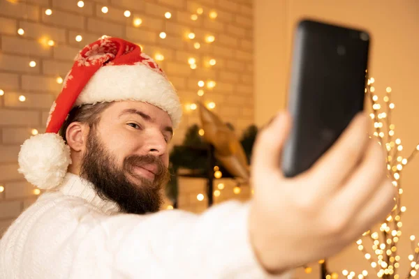 Selfie Navidad Por Hombre Barbudo Adulto Medio Con Suéter Blanco —  Fotos de Stock