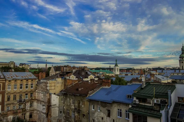旧市街の屋根の上歴史的建造物や日没前の夕方に鮮やかな青空とリヴウクライナの航空ランドマークビューの写真 — ストック写真