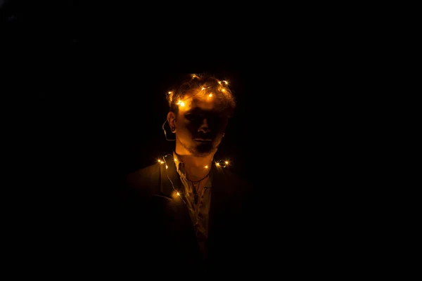 Μαλακό Πορτρέτο Πρόσωπο Εστίαση Γιρλάντα Στο Κεφάλι Σκούρο Περιβάλλον Μαύρο — Φωτογραφία Αρχείου
