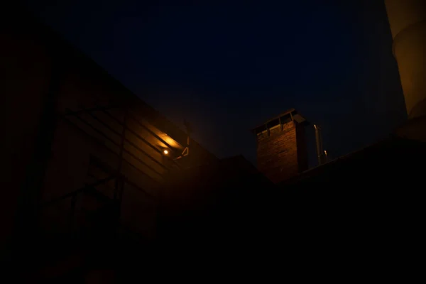 Abstrakte Unscharfe Backstreet Konzeptfotografie Romantischer Stadtansichten Mit Schornstein Und Lampenbeleuchtung — Stockfoto
