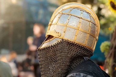 Şövalye miğferi baş koruması Ortaçağ zırh nesnesi çelik dövmeli adam tanınmaz halde.