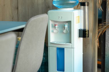 Çalışma saatlerinde içmek için ofis kazanı otomatik makine aygıtı