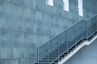 merdiven metalik inşaat fabrikası kapalı alan duvar paneli perspektifi arka plan yüzey boş yer deseni