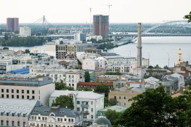Hava şehri, Doğu Avrupa insansız hava aracı görüntüsünü nehir boyunca gri köprü koşullarıyla donattı.