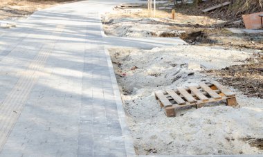 Çimento zemin döşeme ve palet nesneleri ile asfalt yol inşaat endüstriyel malzeme inşa süreci