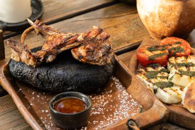 Lokanta yemekleri et sosu ve rengarenk estetik desenli ızgara sebzelerle yakın konsept yemek sunuyordu.