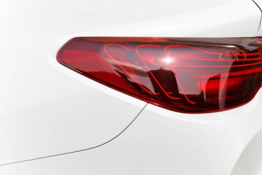 araba spot kırmızı ekipman yol altyapısı için beyaz metalik düz yüzey arkaplan çerçeve geometrik şekil konsepti