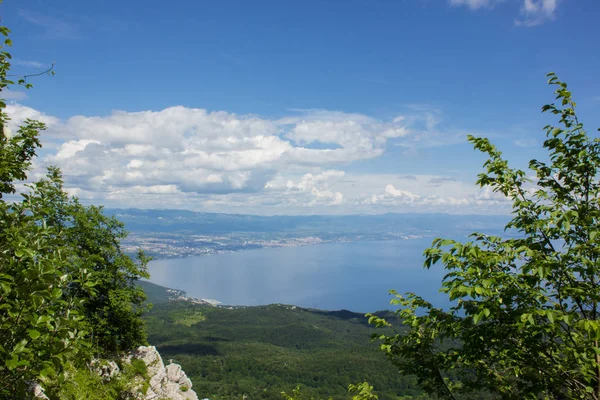 Vue Sur La Baie Maritime Depuis Le Sommet De La Montagne Bleu Paysage Marin Stock Photo