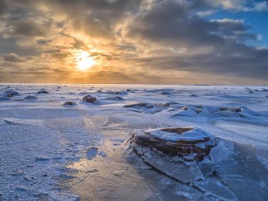 Gün batımında kar Çölü