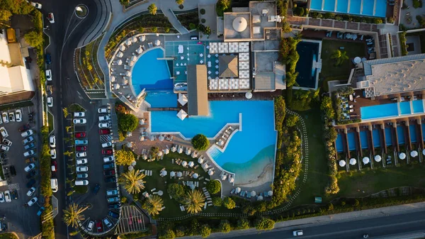 Büyük havuz ve otel kompleksinin havadan görünüşü 
