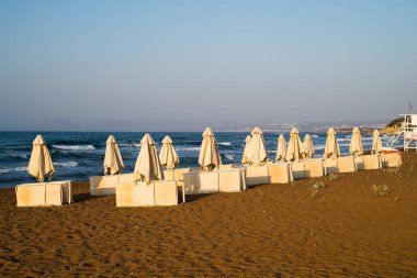 Kumsalda katlanmış şemsiyeler.