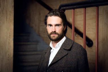 Sakallı yakışıklı esmer adam