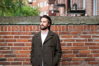 Sakallı yakışıklı esmer adam