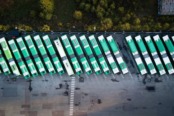 Otoparktaki yüksek otobüs manzarası