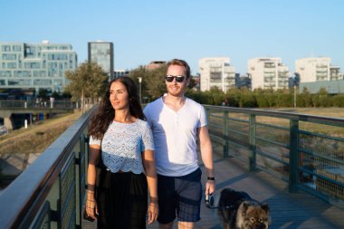 Şehir plajında yürüyen bir çift.