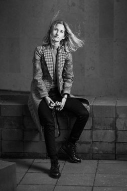 Saçları rüzgarlı bir kadının siyah beyaz fotoğrafı.