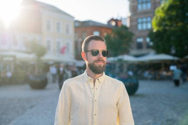 Çakıl taşı caddesinde duran adamın portresi