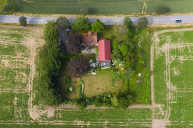 Kır evinin havadan görünüşü