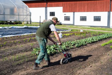 Bahçede çalışan çiftçi.