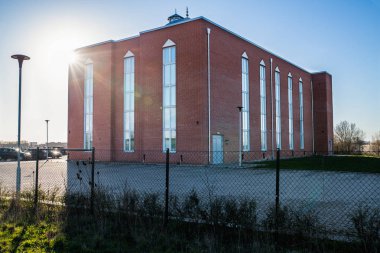 Öğleden sonra bir cami.