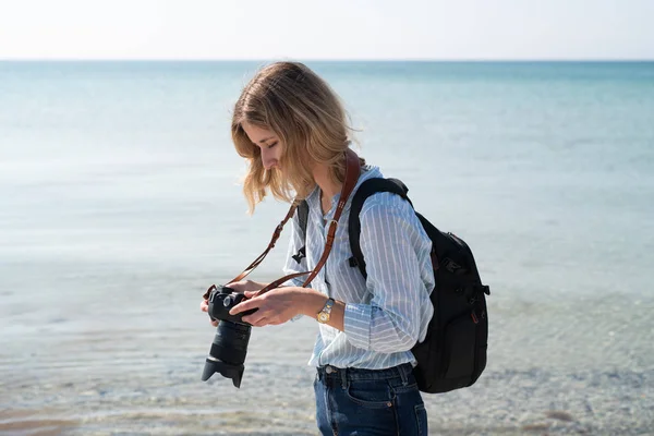 Femeia Uită Cameră Timp Stătea Plajă — Fotografie, imagine de stoc