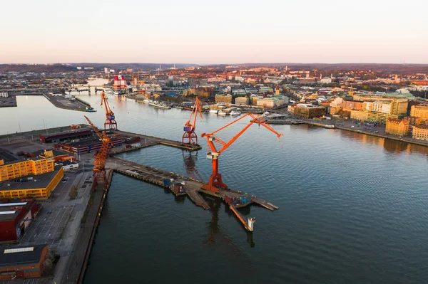 Göteborg, İsveç 'te vinçlerin hava manzarası