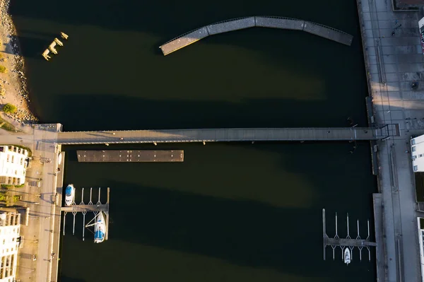Suyun Üzerindeki Köprünün Havadan Görünüşü Stok Resim