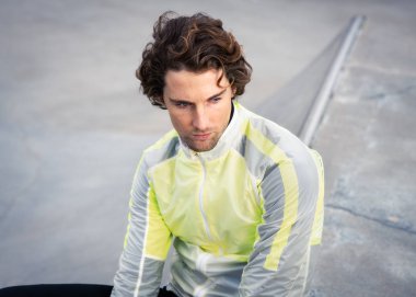 Egzersiz sırasında şık giyinen çekici bir adam.