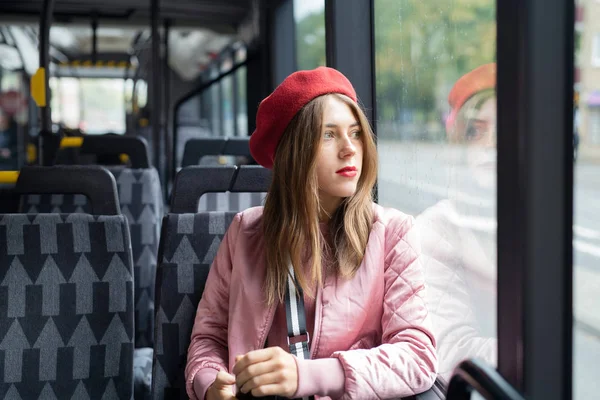 Kırmızı Bereli Genç Bir Kadın Otobüse Biniyor - Stok İmaj