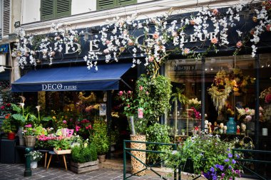 Melun şehrinde çiçekçi tabelası