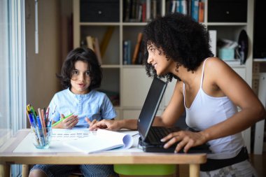 Bu, oğlu ev ödevini yaparken evden işe giden bir kadın.