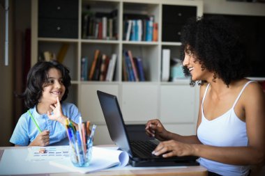 Bu, oğlu ev ödevini yaparken evden işe giden bir kadın.