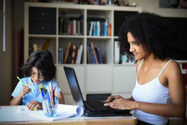 Bu, oğlu ev ödevini yaparken evden işe giden bir kadın.