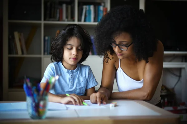 Metis Madre Tutoría Hijo Casa — Foto de Stock