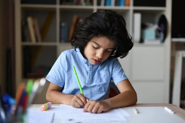 Joven Chico Haciendo Tarea — Foto de Stock