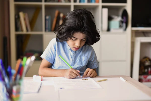 Joven Chico Haciendo Tarea — Foto de Stock