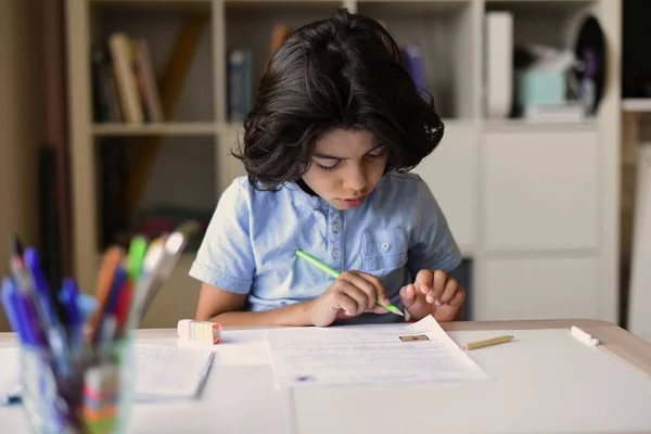 Joven Chico Haciendo Tarea — Foto de Stock