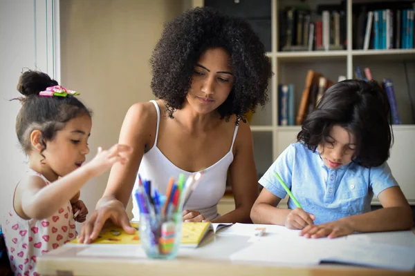 Metis Moeder Bijles Haar Kinderen Thuis — Stockfoto