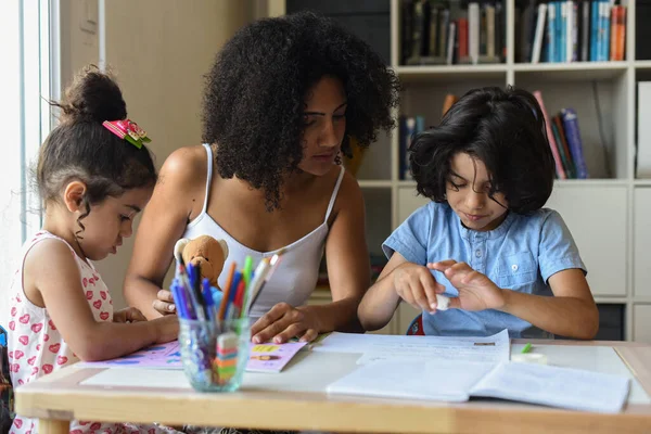 Metis Moeder Bijles Haar Kinderen Thuis — Stockfoto