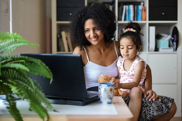 Mujer Teletrabajo Casa Mientras Hija Jugando — Foto de Stock