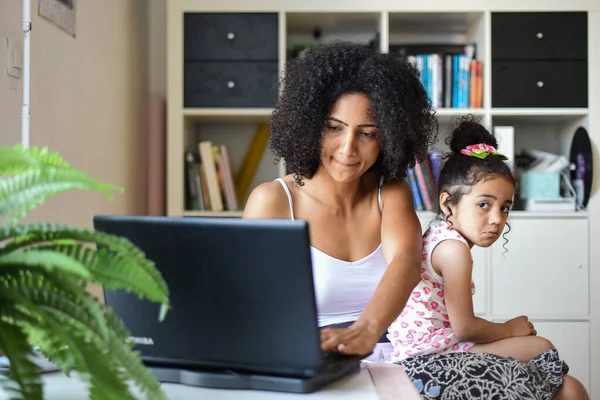 Metis Mujer Teletrabajo Casa Con Hija — Foto de Stock