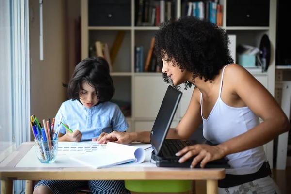 Metis Mujer Teletrabajo Casa Mientras Hijo Haciendo Tarea — Foto de Stock