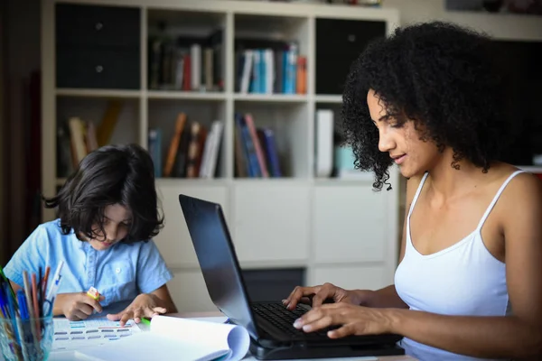 Metis Mujer Teletrabajo Casa Mientras Hijo Haciendo Tarea — Foto de Stock