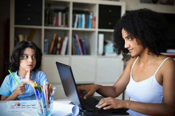 Metis Mujer Teletrabajo Casa Mientras Hijo Haciendo Tarea — Foto de Stock