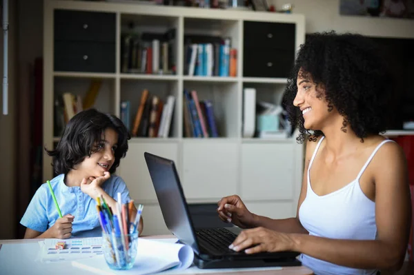 Metis Mujer Teletrabajo Casa Mientras Hijo Haciendo Tarea — Foto de Stock